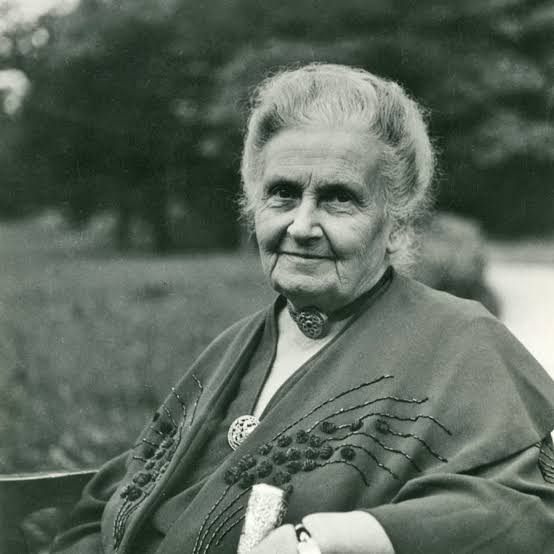 Retrato de Maria Montessori, pionera en la educación infantil y creadora del método Montessori.